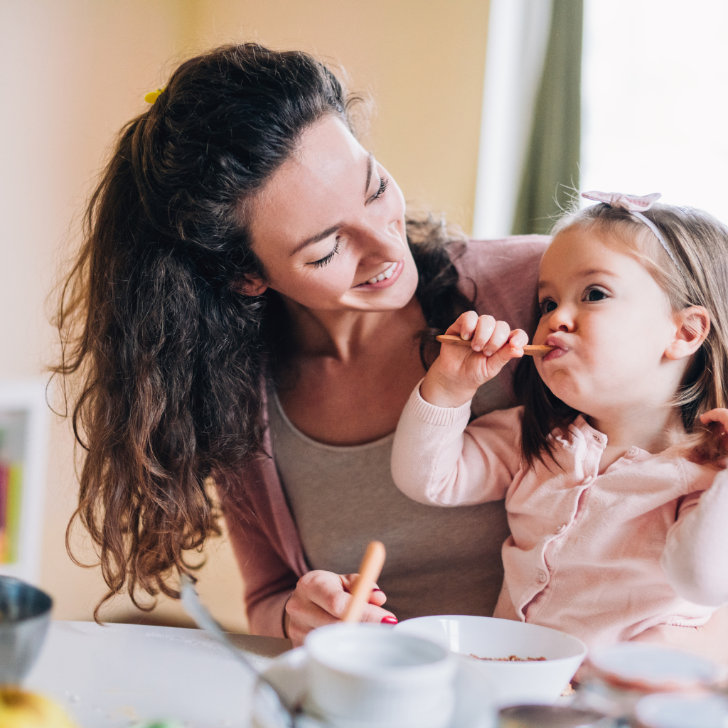 Mosolygó anya babájával hozzátáplálás közben – Nutrflow tanácsadás